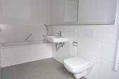 Bad mit Badewanne - 4 Zimmer Etagenwohnung zur Miete in Ravensburg