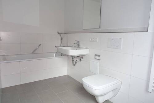 Bad mit Badewanne - 4 Zimmer Etagenwohnung zur Miete in Ravensburg