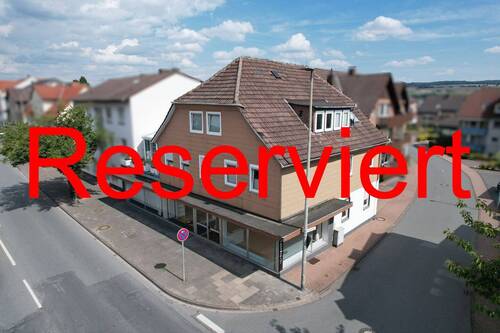 Hausansicht - Einfamilienhaus mit renovierter Gewerbeeinheit in Beverungen