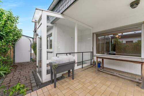 überdachter Eingang zum Keller - 