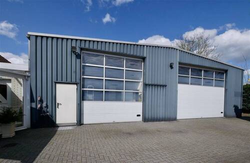 Hallenzugang - Gewerbehallen zu verkaufen für Handwerks- oder Gewerbebetrieb mit Wohn-Bürohaus