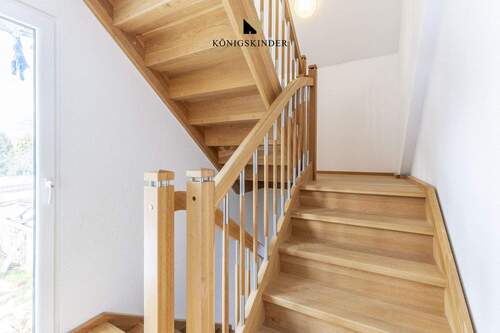 Treppenaufgang - 5 Zimmer Mehrfamilienhaus, Wohnhaus in Alfdorf-Rienharz