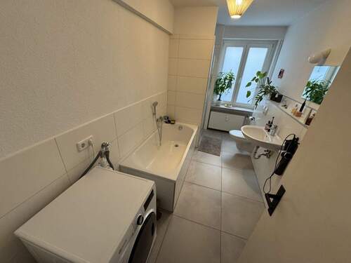 Bad mit Wanne und Dusche - 