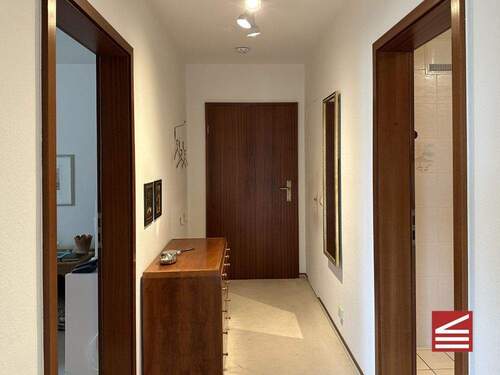 Flur - Eingang - Abstellraum rechts, Bad u. Schlafen links - 2 Zimmer Etagenwohnung zum Kaufen in Baden-Baden