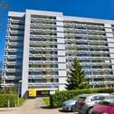 Hausansicht West - Funktionelle, sanierte 3-Zimmer-Wohnung im Hochhaus.
