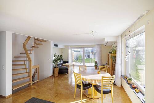 Wohnzimmer - 6 Zimmer Einfamilienhaus zum Kaufen in Bönnigheim