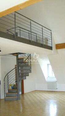 6. Innentreppe zur 2. Eb. - 