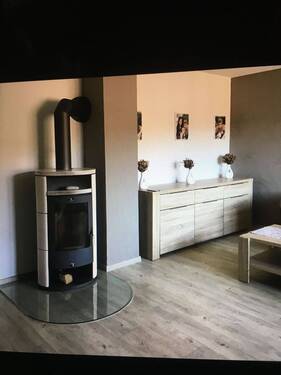 Wohnzimmer mit Kamin - Doppelhaushälfte mit 140,00 m² in Saalfeld/Saale zur Miete