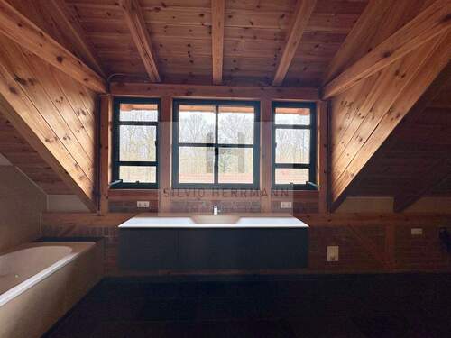 Badezimmer mit Blick in den Garten - 