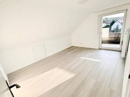 Wohnzimmer mit Balkonzugang - 