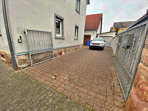 2 Kfz-Stellplätze im Hof - 