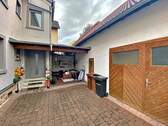 Innenhof (Haupteingang) und Zugang zur Scheune - 7 Zimmer Mehrfamilienhaus, Wohnhaus zum Kaufen in Kleinostheim