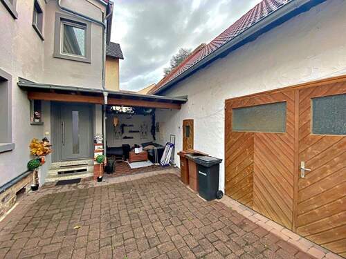 Innenhof (Haupteingang) und Zugang zur Scheune - 7 Zimmer Mehrfamilienhaus, Wohnhaus zum Kaufen in Kleinostheim