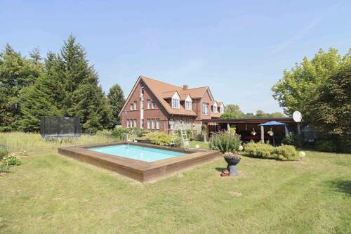 Außenansicht mit Pool - 1 Zimmer Mehrfamilienhaus, Wohnhaus in Groß Plasten