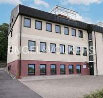 Investmentpotenzial . Attraktive Gewerbeimmobilie mit Praxis-Bürofläche und Wohneinheit im DG - Gomaringen