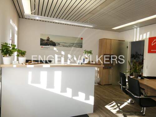 Eingangsbereich im Versicherungsbüro im Erdgeschoss links - 5 Zimmer Mehrfamilienhaus, Wohnhaus zum Kaufen in Gomaringen