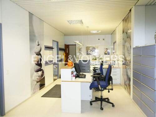 Anmeldung im Erdgeschoss in der Arztpraxis - Mehrfamilienhaus, Wohnhaus mit 110,00 m&sup2; in Gomaringen zum Kaufen