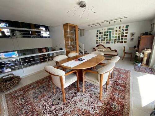 Wohnzimmer mit Blick zum Essen und zur Galerie - 4 Zimmer Reihenmittelhaus in Herrenberg