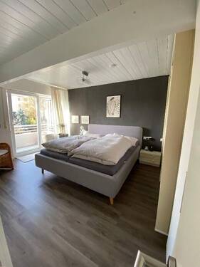 Schlafzimmer mit Zugang zum Balkon - 