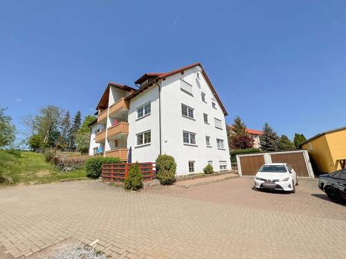 Außenansicht und Garage - Etagenwohnung mit 85,30 m² in Klipphausen zum Kaufen
