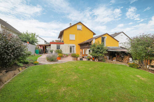 Rückansicht und Garten - Freistehendes Mehrgenerationenhaus mit gepflegtem Garten in ruhiger Lage