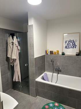 Modernes Badezimmer - 3 Zimmer Etagenwohnung in Oldenburg