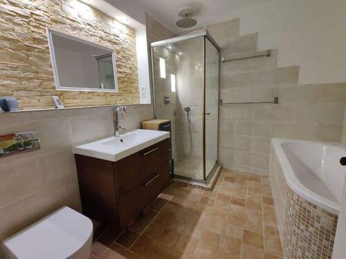 Bad mit Wanne und Dusche - 