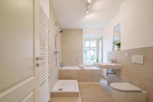 Bad mit Dusche und Badewanne - Etagenwohnung mit 91,10 m&sup2; in Bannewitz zum Kaufen
