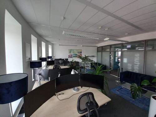 Büro mit 4 Arbeitsplätzen - Geräumiges Büro mit 4 Arbeitsplätzen möbliert oder unmöbliert - All-in-Miete