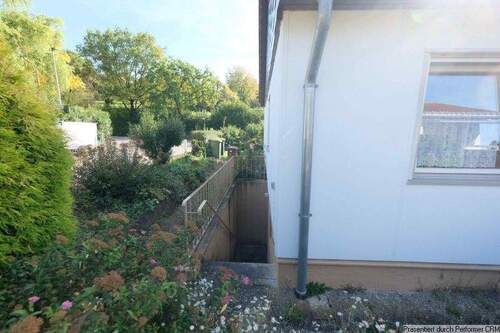 Außentreppe und Blick ins gegenüberliegende Landschaftsschutzgebiet - 