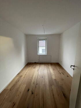 Bild 1 - Perfekt für WG, Paare & Familien - kernsanierte 2- & 3-Zimmer-Wohnungen mit Einbauküche
