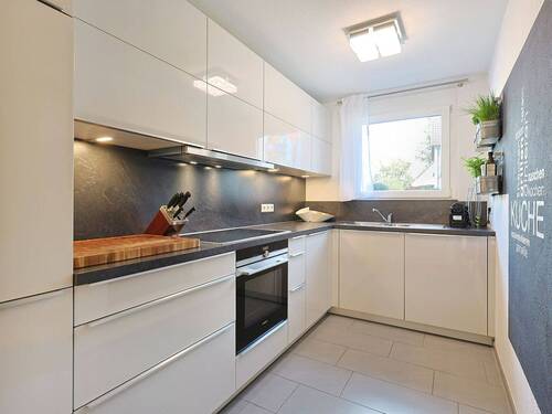 Moderne, hochwertige Einbauküche mit viel Stauraum - 4 Zimmer Doppelhaushälfte zum Kaufen in Grafenau