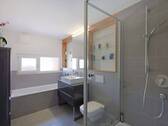 Stilvolles Badezimmer mit Duschkabine, Badewanne und WC - 