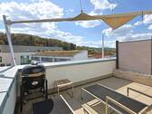 Schöne Aussicht von der sonnigen Dachterrasse - 