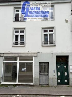 Ansicht vorn - Eine modernisierte 2 Zimmerwohnung im DG eines sanierten kleinen Wohn-Geschäftshauses sucht einen neuen Mieter.