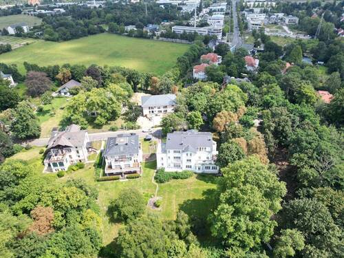 Weiße Villa mitten im Grünen - 