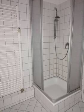 Badezimmer mit Dusche - 