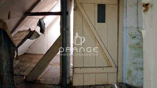 Dachstuhl und Raum mit Esse - 