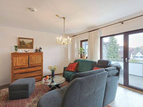 Helles, geräumiges Wohnzimmer mit Balkonzugang - 3 Zimmer Etagenwohnung zum Kaufen in Magstadt