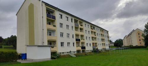 Rückseite mit ebenerdigem Fahe - 3 Zimmer Etagenwohnung in Sayda