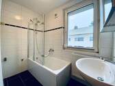 Bad mit Badewanne - Etagenwohnung mit 88,30 m&sup2; in Coburg zur Miete