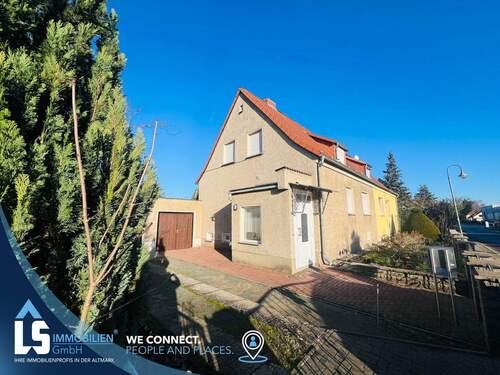 Hausansicht - Neue Heizung, Einbauküche, ruhige Lage und viel Platz!