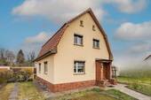 Außenansicht - Einfamilienhaus mit großem Garten und Mansarddach im Buntzelkiez