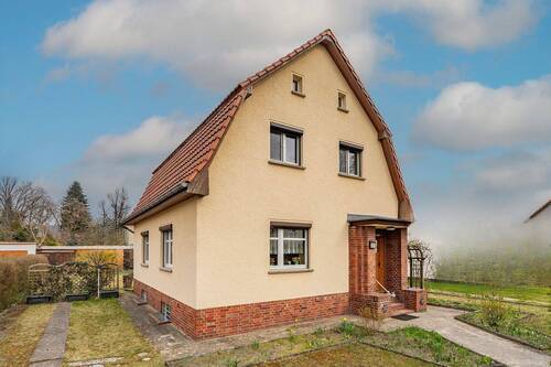 Außenansicht - Einfamilienhaus mit großem Garten und Mansarddach im Buntzelkiez