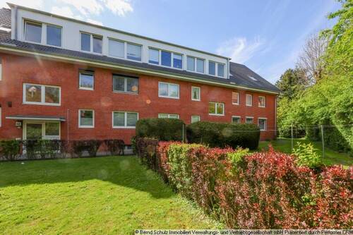 1 Hausansicht - Modernisierte 4-Zimmer Erdgeschosswohnung mit großem Garten und Stellplatz