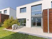 Sonnige Terrasse mit angrenzendem Gartenbereich und viel Privatsphäre - 4 Zimmer Einfamilienhaus zum Kaufen in Ditzingen