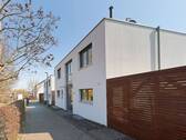 Ansprechende Hausansicht vom Zugangsweg - Einfamilienhaus mit 139,00 m&sup2; in Ditzingen zum Kaufen