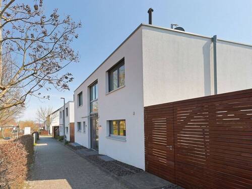 Ansprechende Hausansicht vom Zugangsweg - Einfamilienhaus mit 139,00 m&sup2; in Ditzingen zum Kaufen