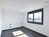 Freundliches Schlafzimmer mit großen Fenstern und schönem Ausblick - 