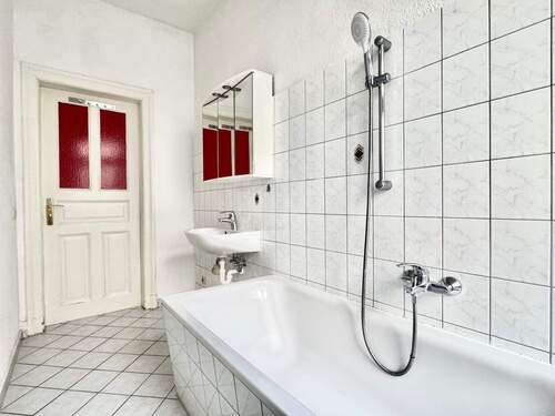 Badezimmer mit Badewanne und WM-Anschluss - 